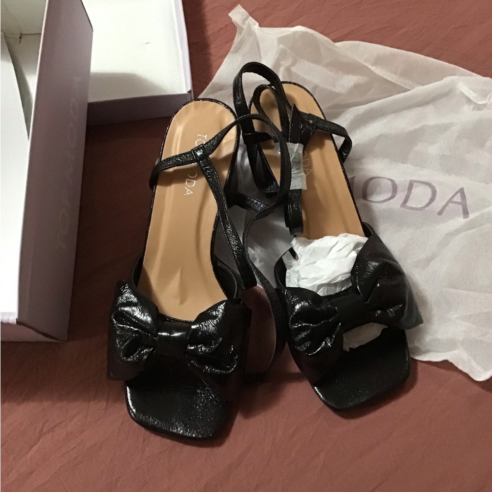 TOP Moda Black Sandals with Slingback Design